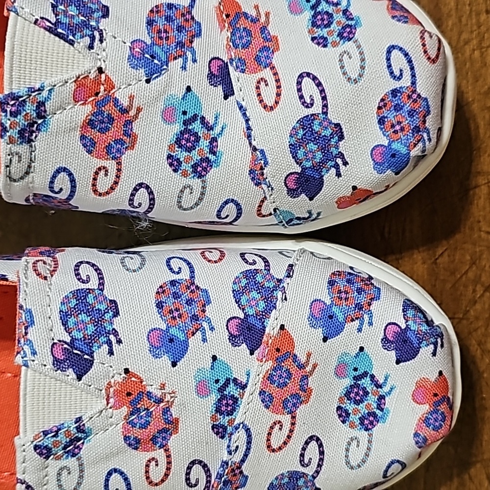 S:3.5 Toms Youth Slip on Shoes - Picture 13 of 14